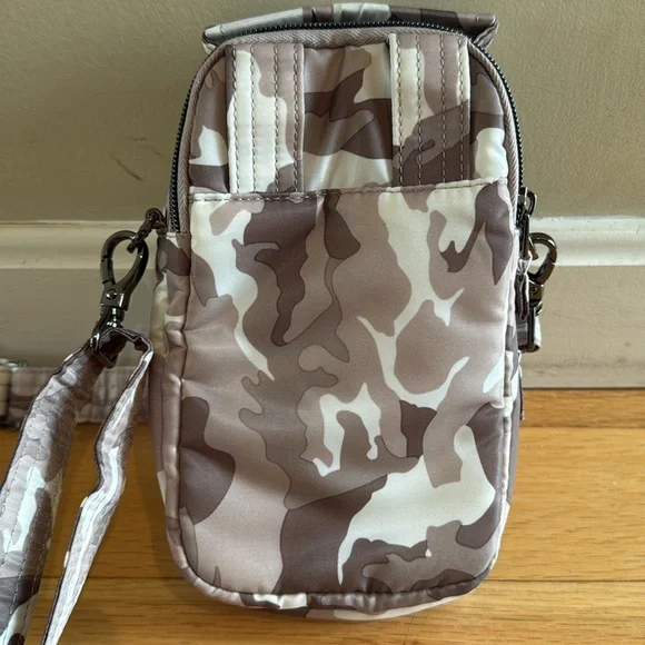 Lug Convertible Crossbody Hip Pouch Skeeter Mini in camo, new - Picture 6 of 11